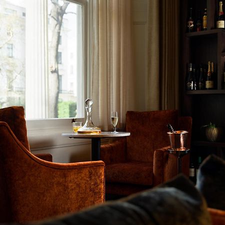 Montcalm Chilworth Townhouse, Paddington Hotel Londres Exterior foto The photo depicts a cozy interior setting featuring two orange velvet armchairs positioned around a small round table. On the table, there’s a glass decanter and a flute glass, suggesting a setting for drinks. A silver ice bucket is also present. In 