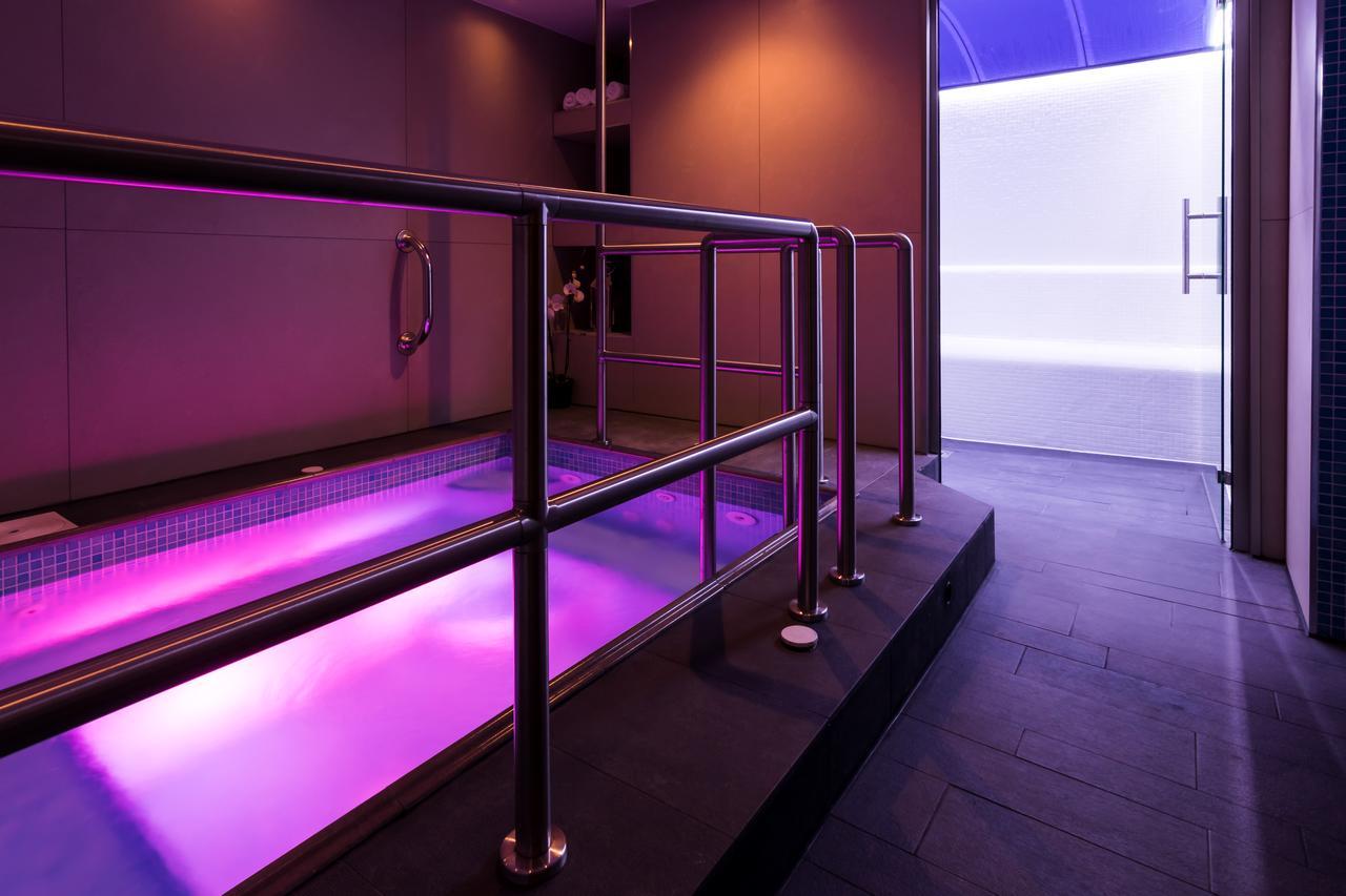 Montcalm Chilworth Townhouse, Paddington Hotel Londres Exterior foto The photo shows a modern spa area that features a small pool or hot tub with purple ambient lighting. There is a metal railing around the pool for safety. The walls are designed with a sleek, contemporary look, and the flooring appears to be dark til