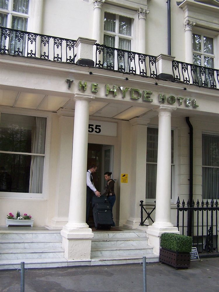 Montcalm Chilworth Townhouse, Paddington Hotel Londres Exterior foto The photo shows the entrance of a hotel named "The Hyde Hotel." There are two individuals at the entrance: one person is wearing a uniform and appears to be assisting another person who is holding a suitcase. The hotel has white columns and a clean, 