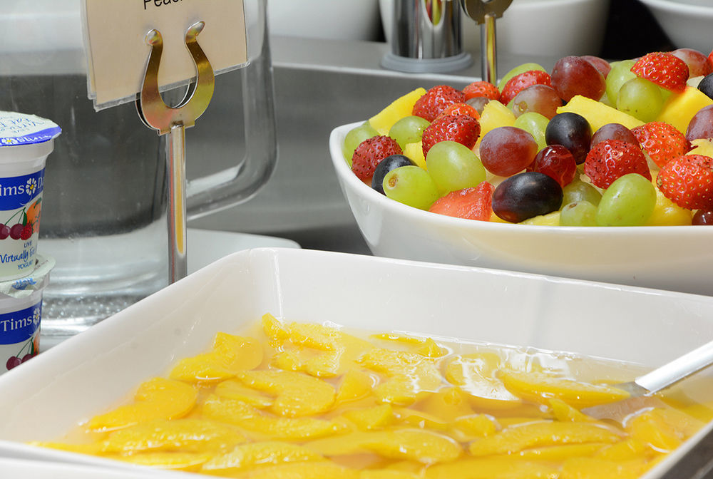 Montcalm Chilworth Townhouse, Paddington Hotel Londres Exterior foto The photo shows a spread of fresh fruit options. In the foreground, there is a dish containing sliced mango pieces in a light syrup. In the background, there's a bowl of mixed fruit that includes strawberries, green grapes, and purple grapes. There i