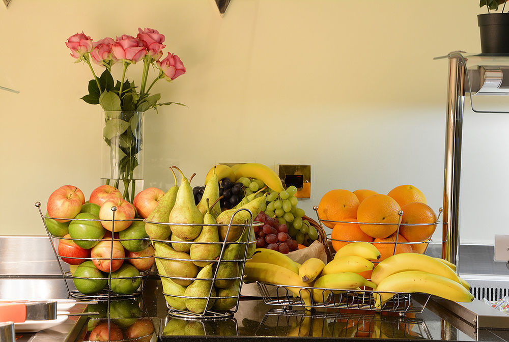 Montcalm Chilworth Townhouse, Paddington Hotel Londres Exterior foto The photo shows a countertop arrangement with several baskets of fruit. There are green and red apples in one basket, green and yellow pears in another, and a mixture of grapes and bananas in different baskets. Additionally, there are oranges arrange