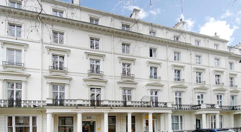 Montcalm Chilworth Townhouse, Paddington Hotel Londres Exterior foto The photo shows a white, multi-story building characterized by classical architectural features. The facade includes multiple rows of windows with decorative balconies. The entrance is marked by a set of steps leading up to a large door, and there ar